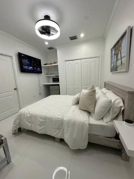 Lovers Cove Tamiami Exterior photo