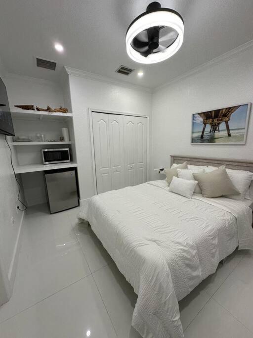 Lovers Cove Tamiami Exterior photo