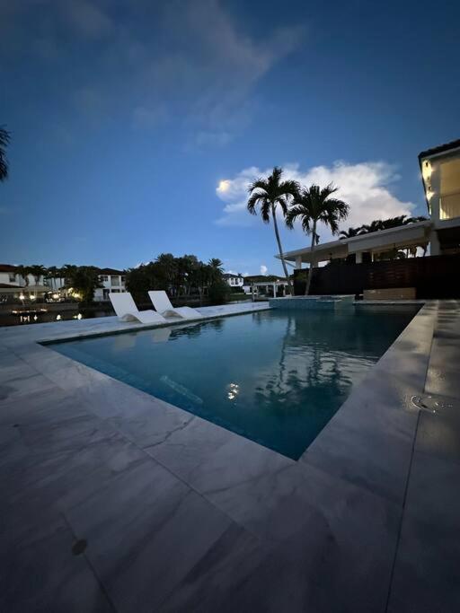 Lovers Cove Tamiami Exterior photo