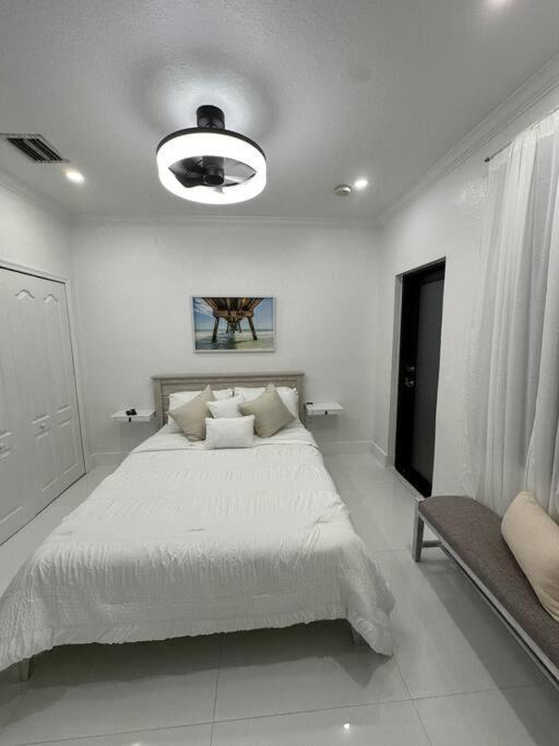 Lovers Cove Tamiami Exterior photo