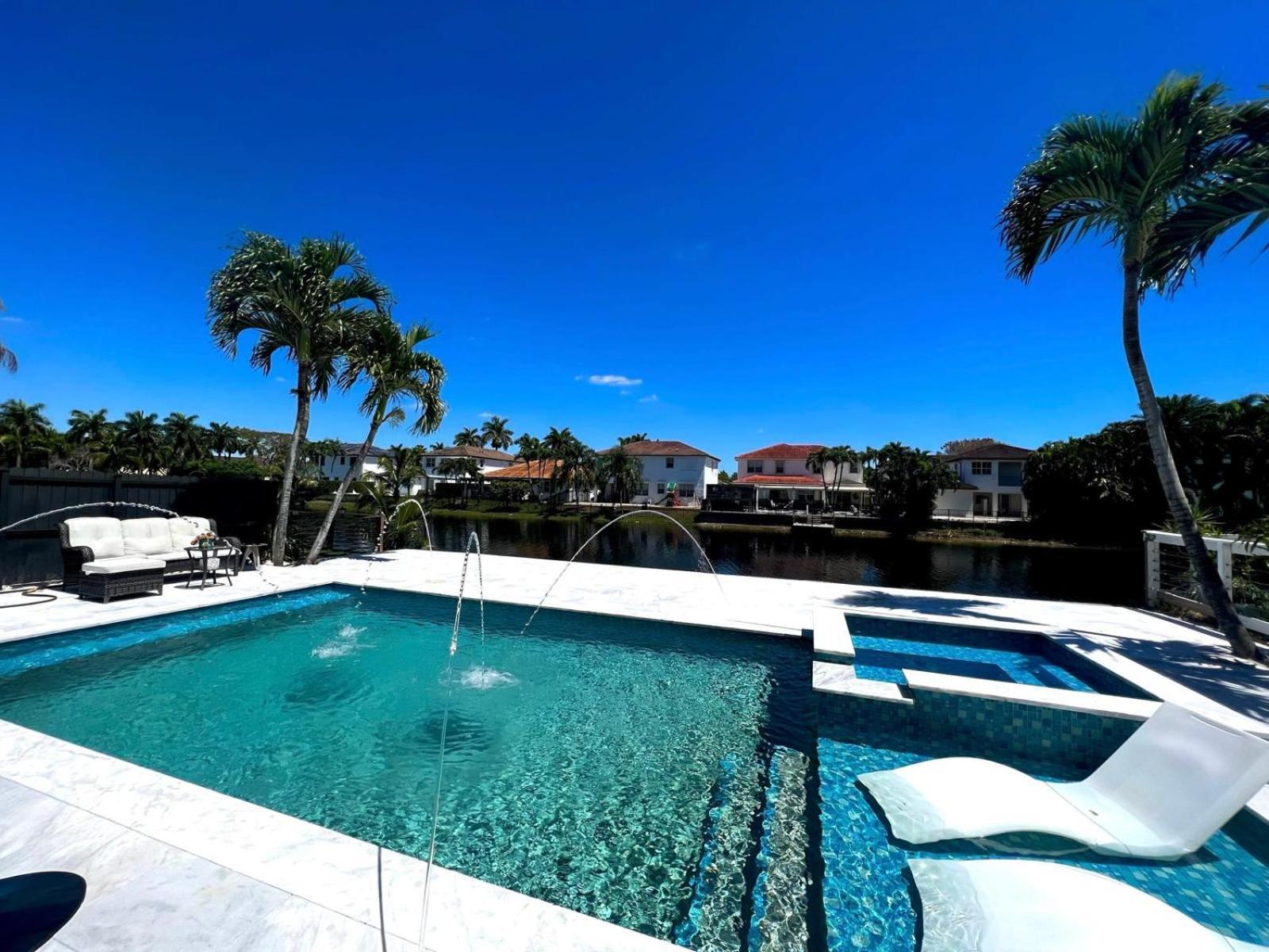 Lovers Cove Tamiami Exterior photo